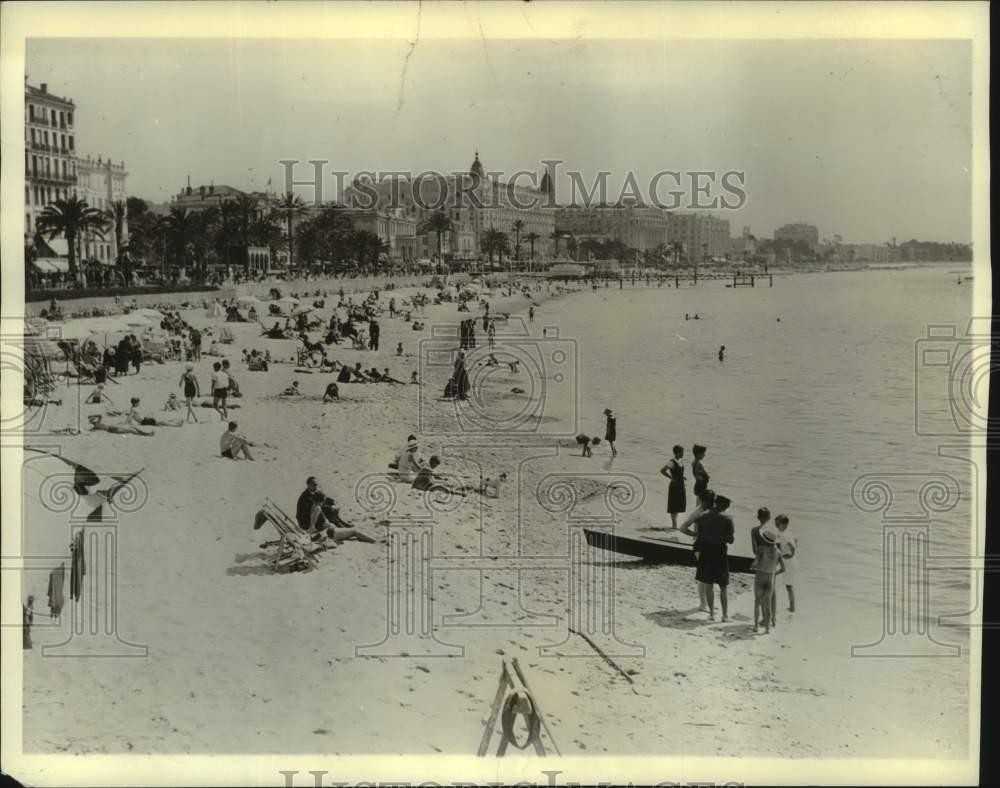 1933 Press Photo Beach scene at Cannes, France's internationally famous resort
