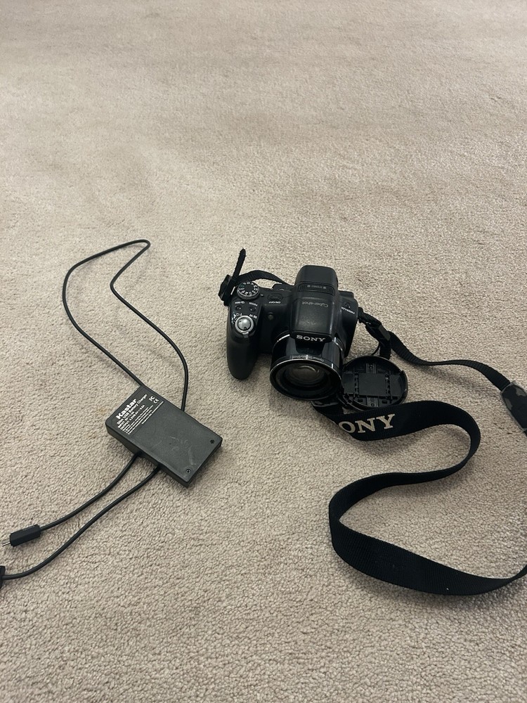 Sony Camera (used) in great condition! comes with charger and battery!
