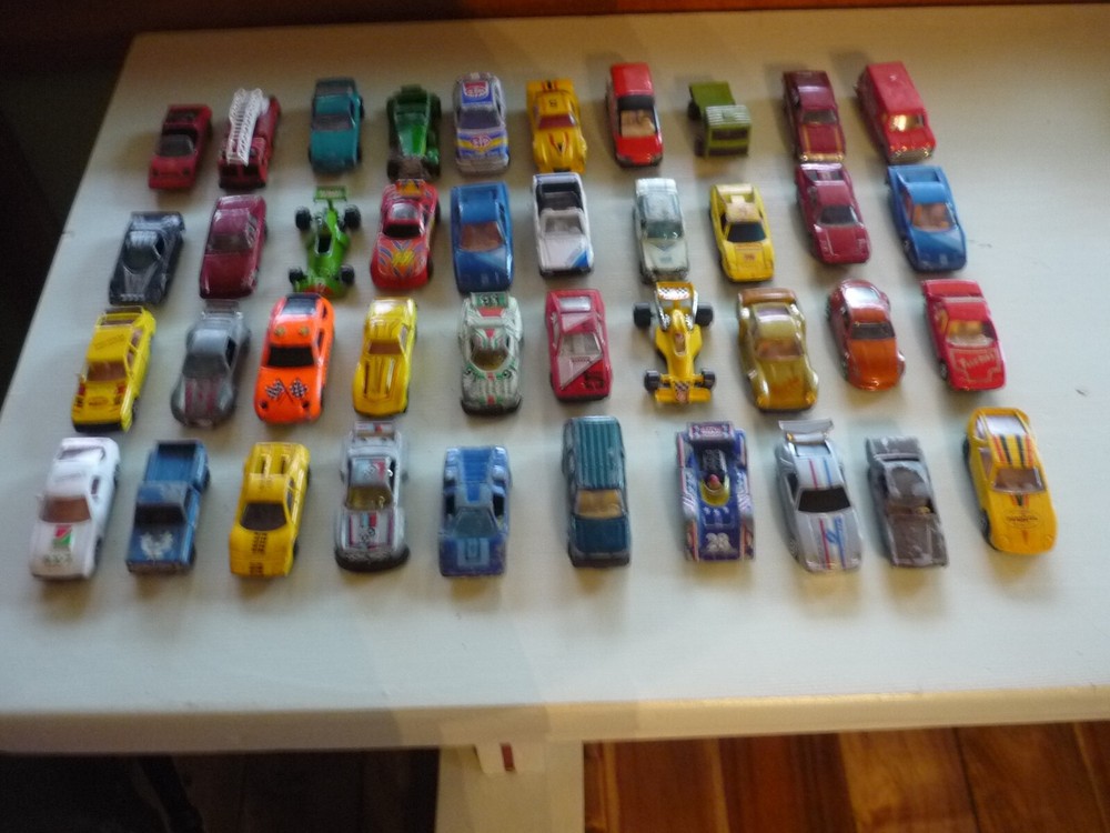 LOT VINTAGE 40 CARS TRUCKS FIRE TRUCK RACE CARS HOT WHEELS MISC DIECAST PLASTIC