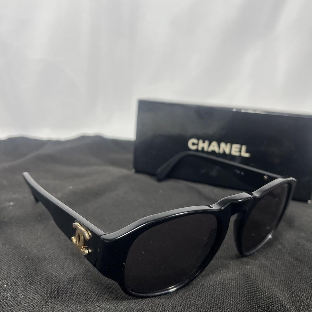 CHANEL Coco Mark Black Sunglasses 98812 with Logo Detail