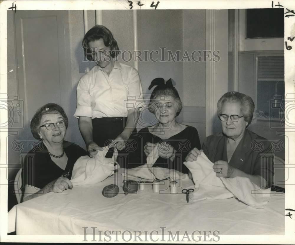 1960 Press Photo Senior Citizens Recreation Program, Jewish Community Center