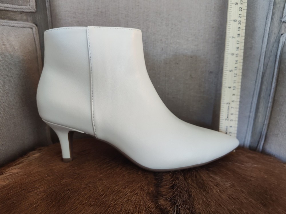 Eggnog Ankle Boots with Booty Boots Cream for Soft Skin