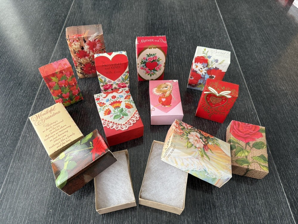 Valentine's Day Gift Box - 12 Vintage Greeting Cards Collection-image