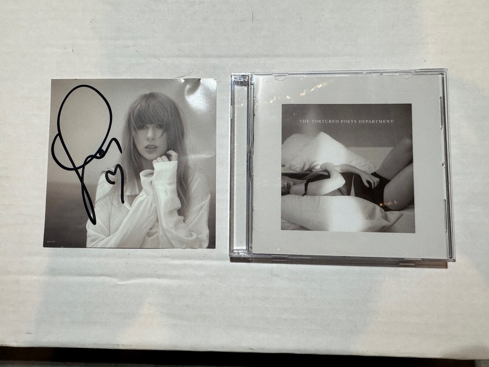 The Tortured Poets Department CD & Taylor Swift Hand Signed Photo w/ Heart ❤️
