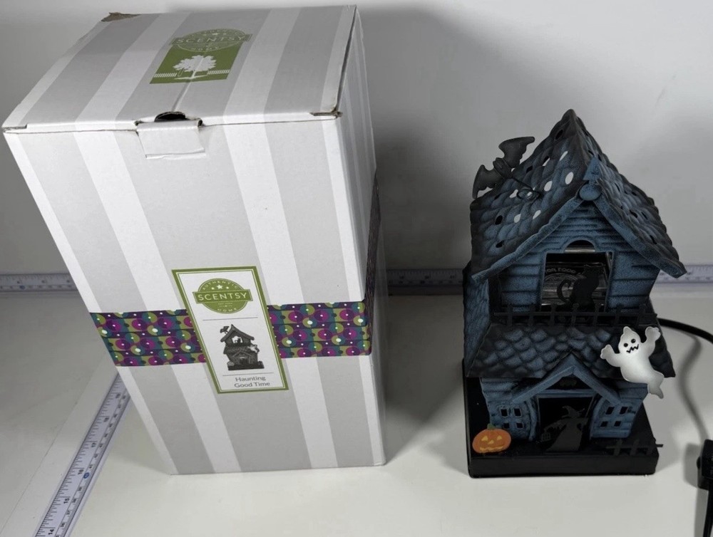 Scentsy Haunting Good Time Wax Warmer & Box! Halloween Haunted House