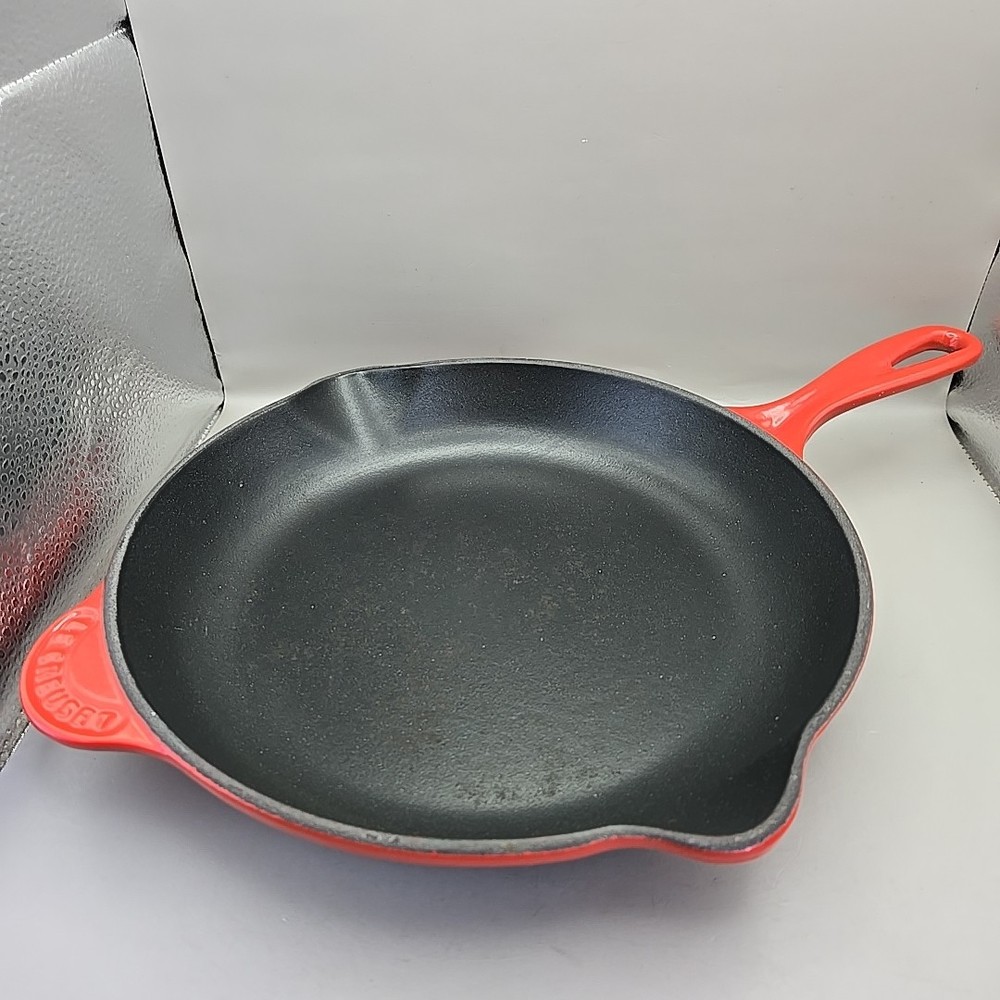 Le Creuset Red Ombre Cast Iron Frying Pan with Double Handle & Pour Spout Made in France 26cm