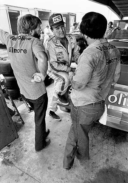 Aj Foyt Talks With Members Of His Racing Crew In The Daytona 1981 OLD PHOTO-image