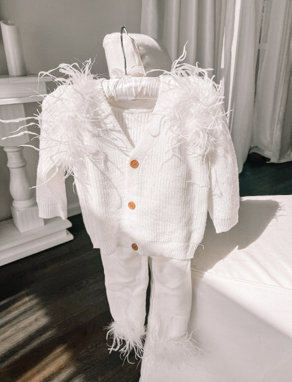 Baby girl off white knit two piece set. Beautiful set with Fur add on size 12 M