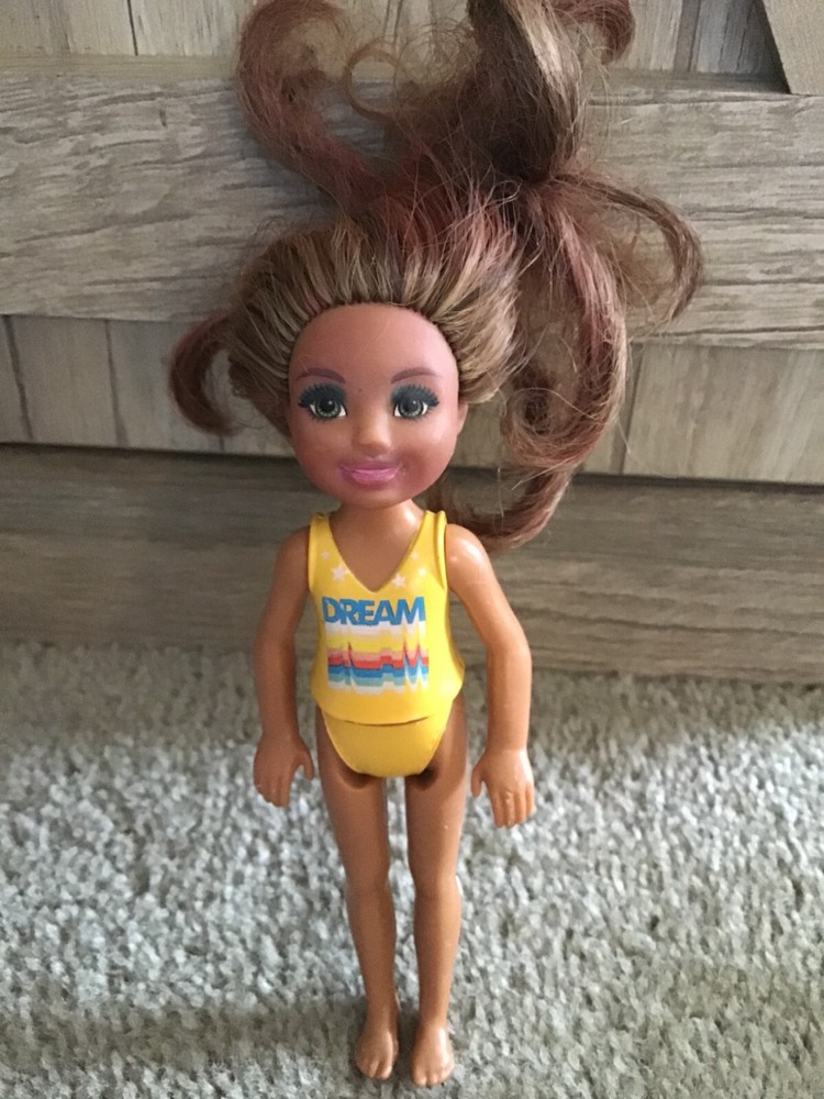 Muñeca Barbie Club Chelsea 2021 Mattel #DWJ33 Chelsea cabello castaño sueño desnudo