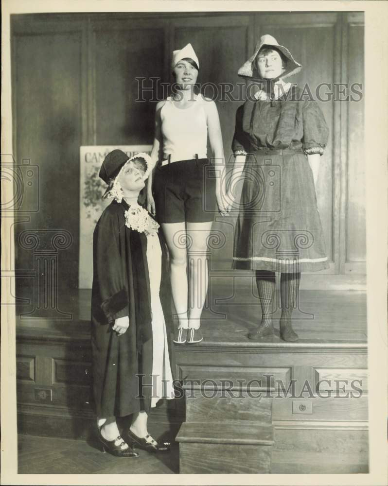 1927 Press Photo Mrs. Oliver Harriman & Camp Fire girls at New York fashion show