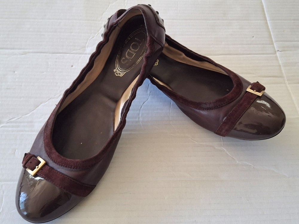 Tod's Ballet Flats w/Buckle Detail, Patent Leather Cap Toe Sz 9.5 Brown/Burgundy