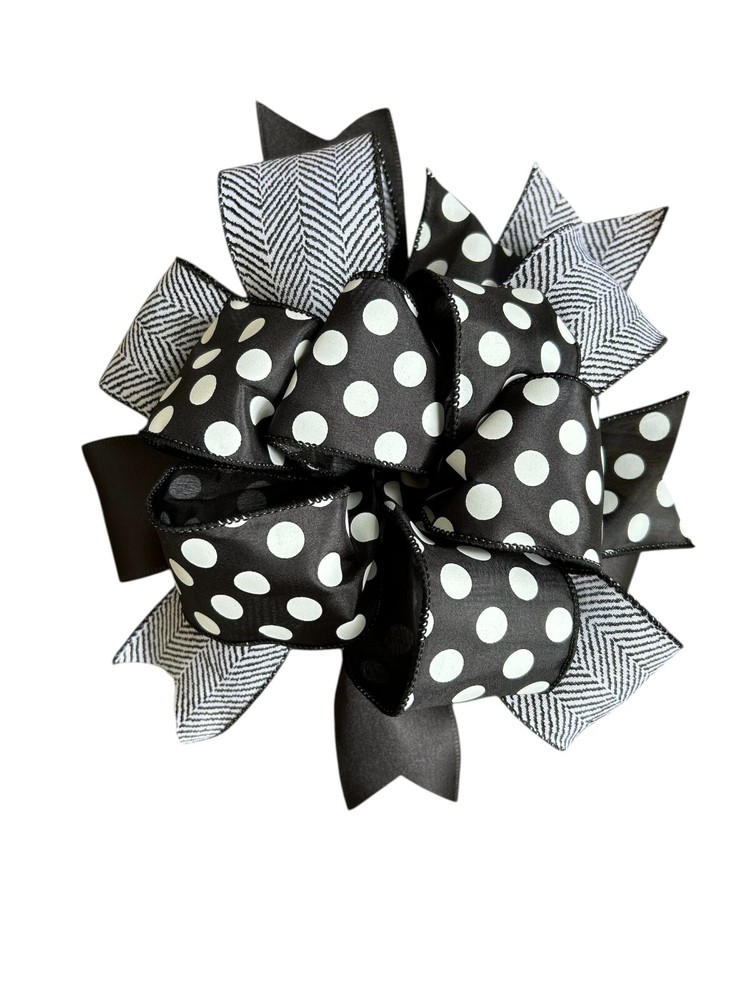 10-Inch Black and White Lantern Garland Basket Wreath for Fall