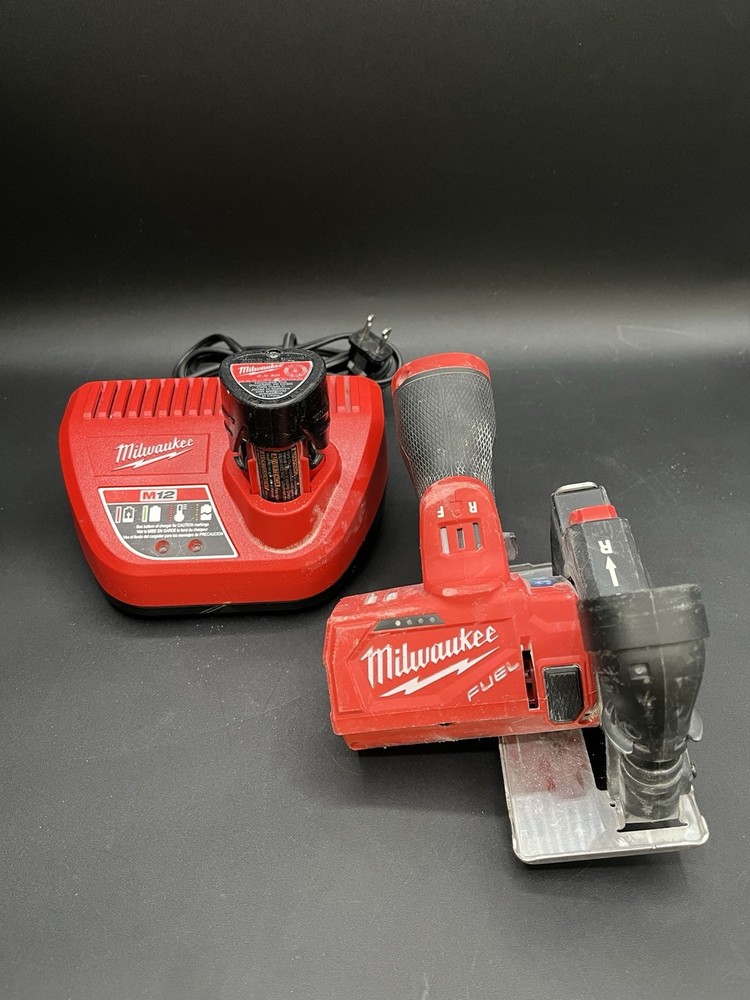 Milwaukee M12 12V Compact Cut Off Tool with Battery and Charger 2522-20
