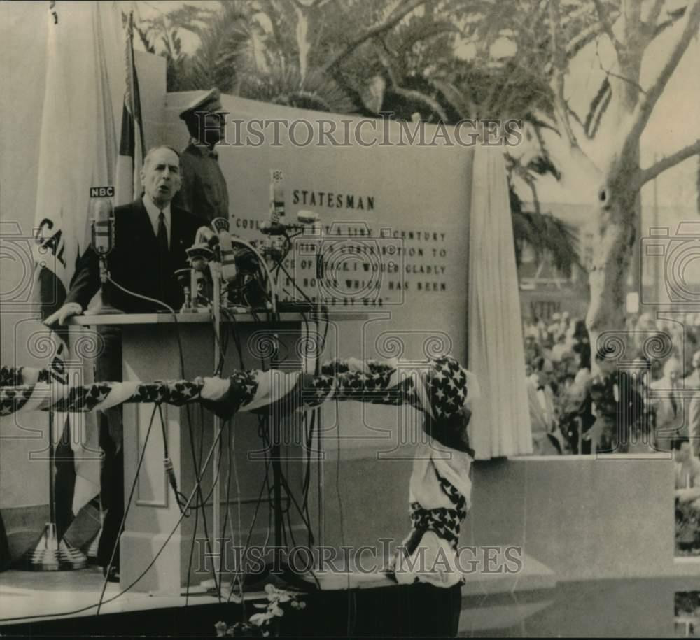 1955 Press Photo General Douglas MacArthur speaks at his own unveiling