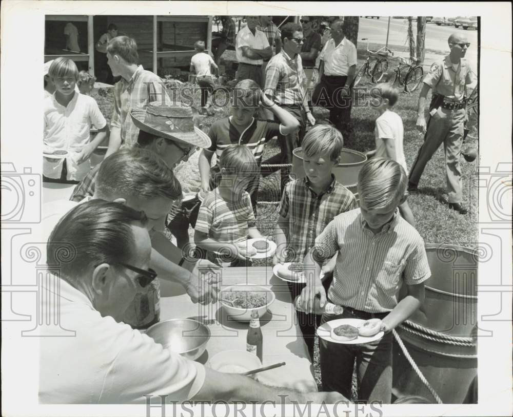 1966 Press Photo Young boys and adults enjoying an outdoor picnic - lra62468