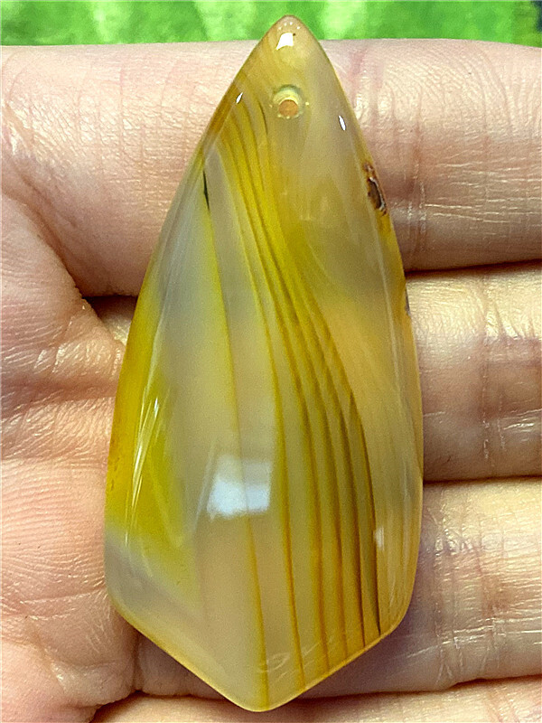 KU38603 Yellow/White Stripes Agate Shield Pendant Bead 47x21x6mm