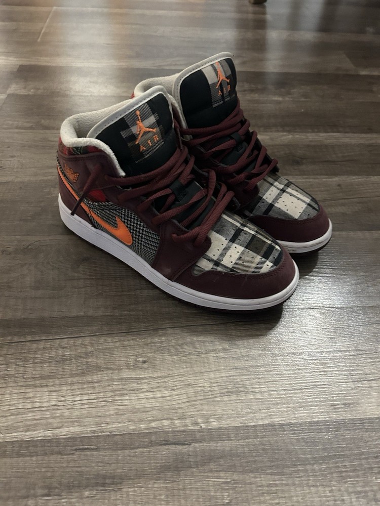 Air Jordan 1 Mid SE GS 