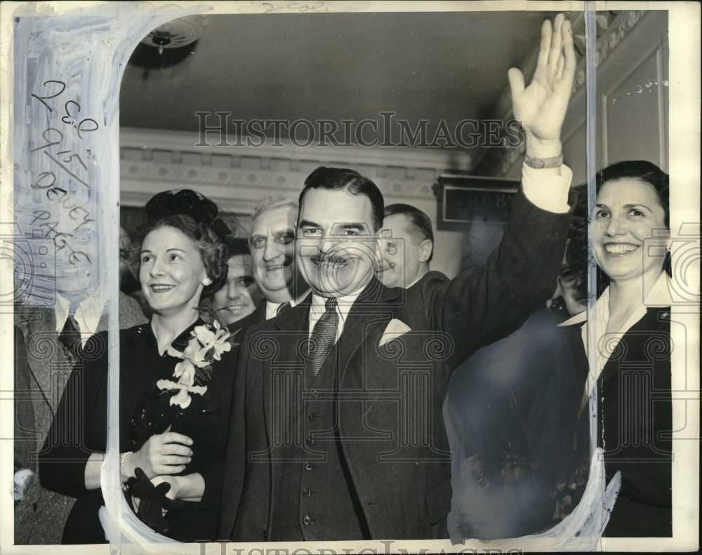 1943 Press Photo Republican Governor Thomas Dewey & wife after elections in NY