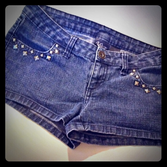Stylish Studded Blue Denim Shorts for Women Size 3 EUC