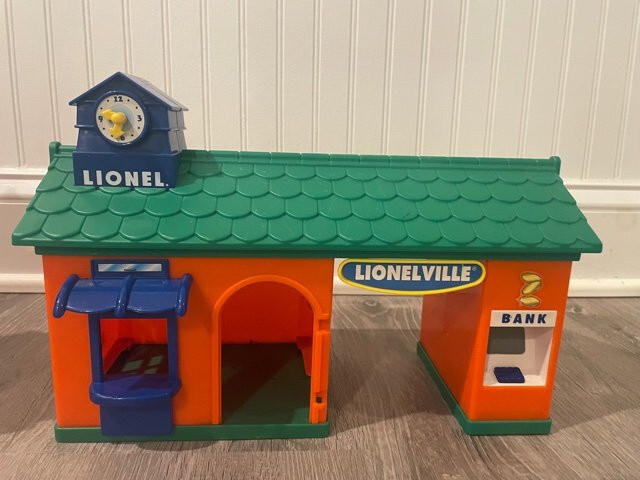 Vintage Lionel Lionelville Train Building Station and Cafe
