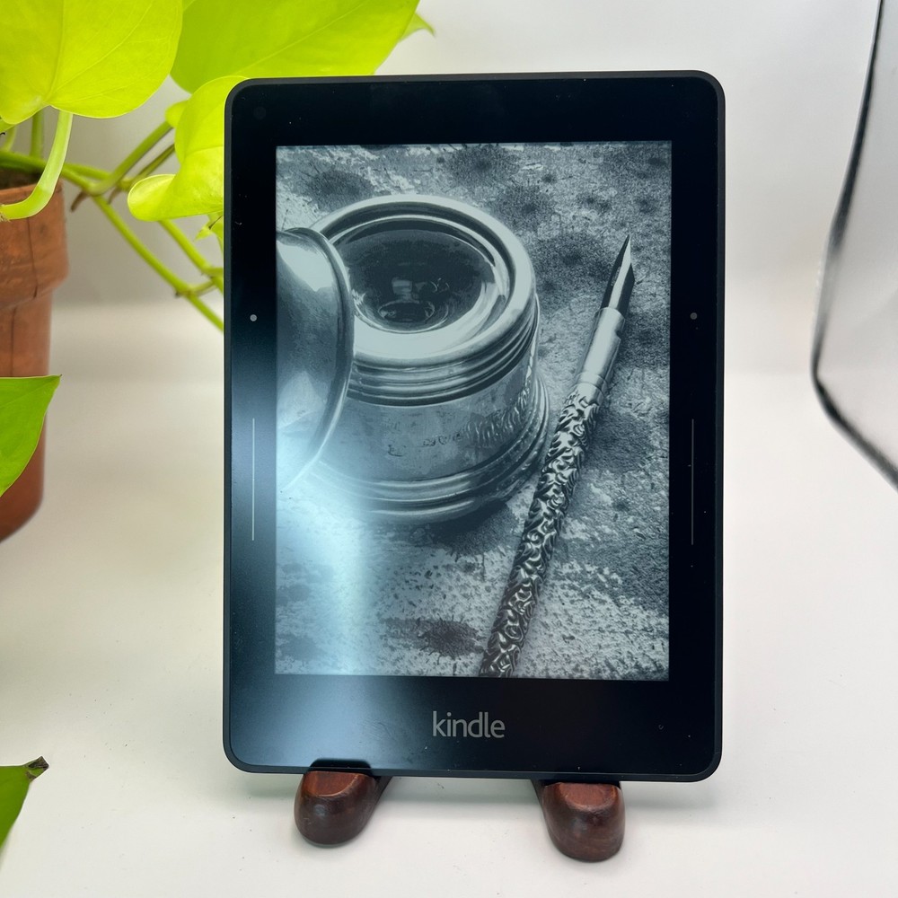 Amazon Kindle Voyage 4GB, Wi-Fi, 6 inch Tablet - Black Tested Bundle With Case