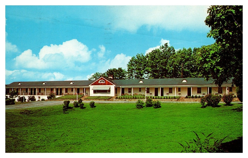 Piedmont Court Roadside America Leesburg VA Postcard AH12