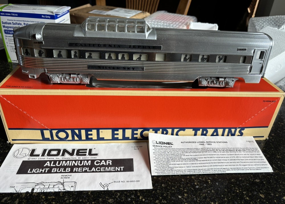 Lionel Electric Train California Zephyr Silver Sky Vista Observation Car 6-19127