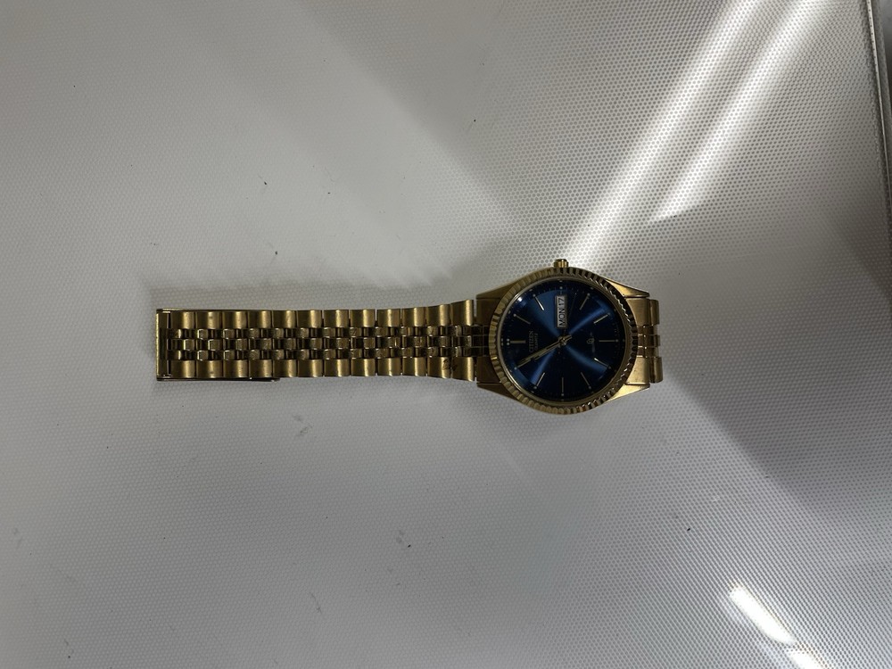 Gold Citizen Men's Watch - Elegant & Stylish Timepiece