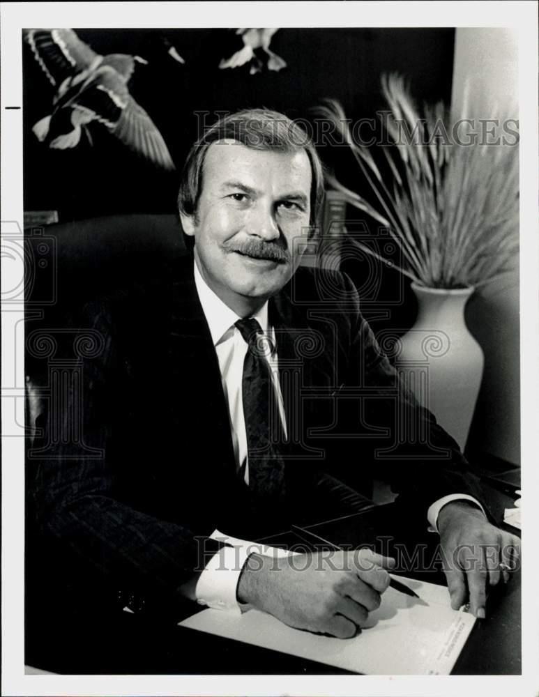 1987 Press Photo Paul Yates, University Savings Bank President at his desk.
