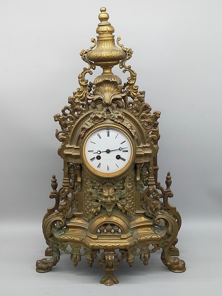 Antique LeRoy à Paris 19th Century Large Victorian Historicist Mantel Clock