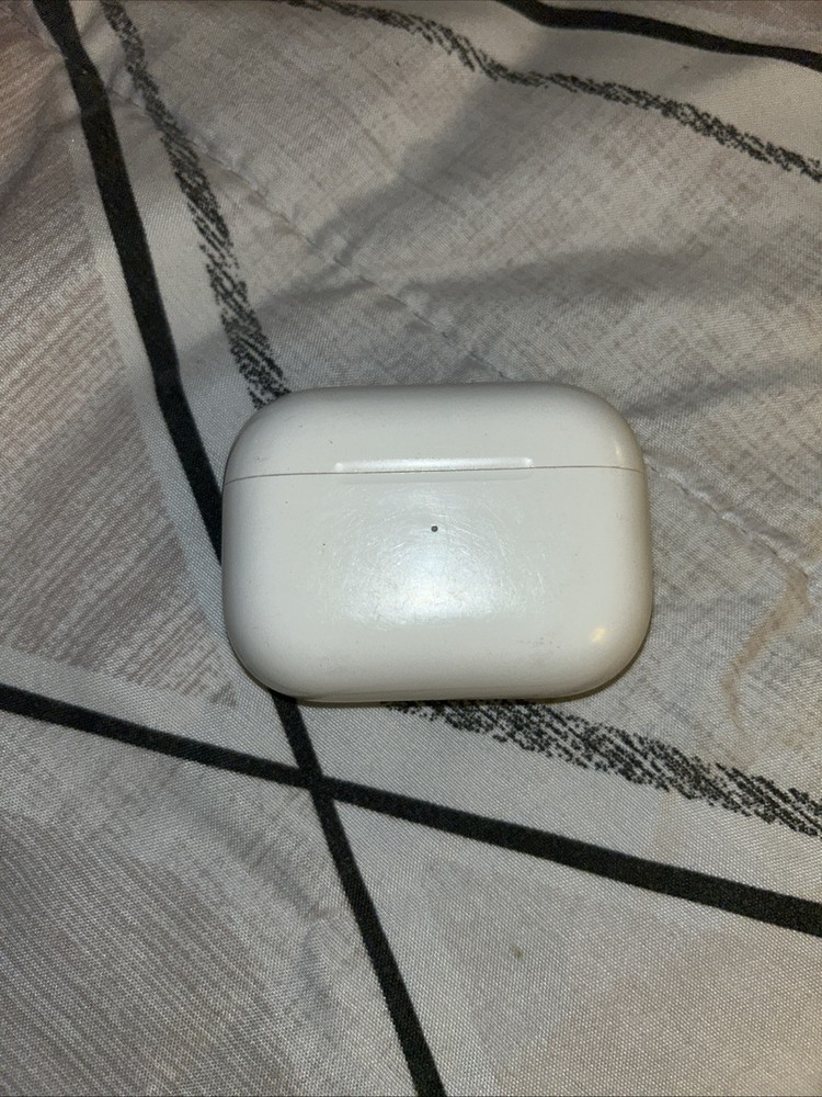 Apple AirPods Pro 1st Gen Wireless Charging Case Replacement A2190 in Excellent Condition