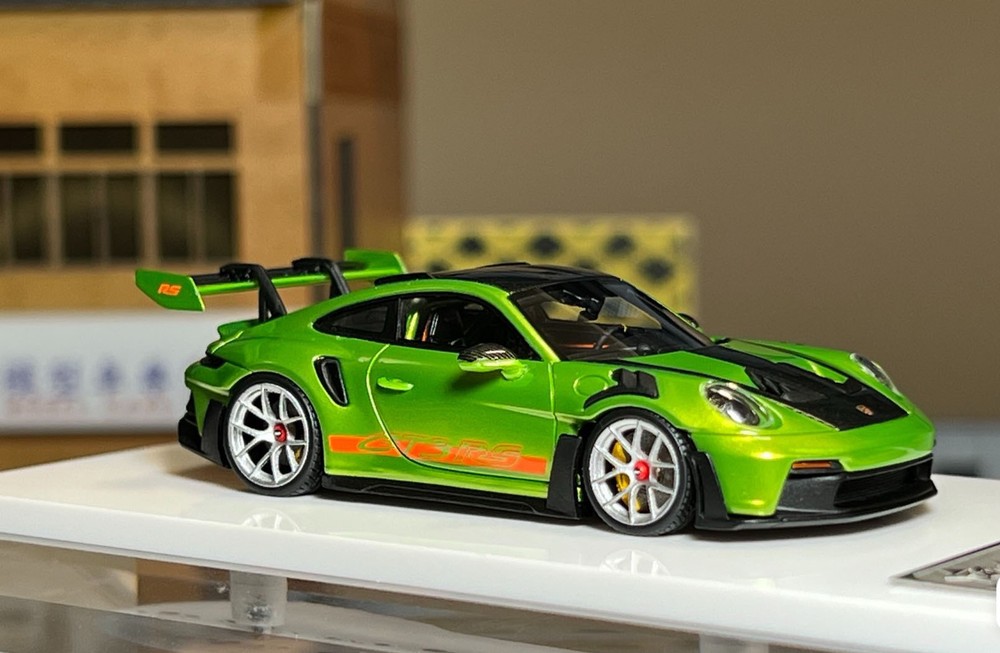 Fuelme Model 1/64 Resin car model Porsche 911 (992) GT3 RS Pearl Green