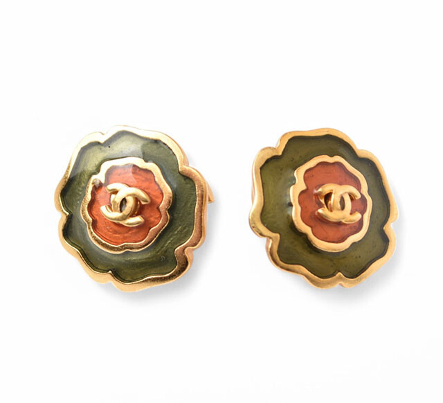CHANEL Vintage Flower Motif CC Pierced Earrings in Antique Gold