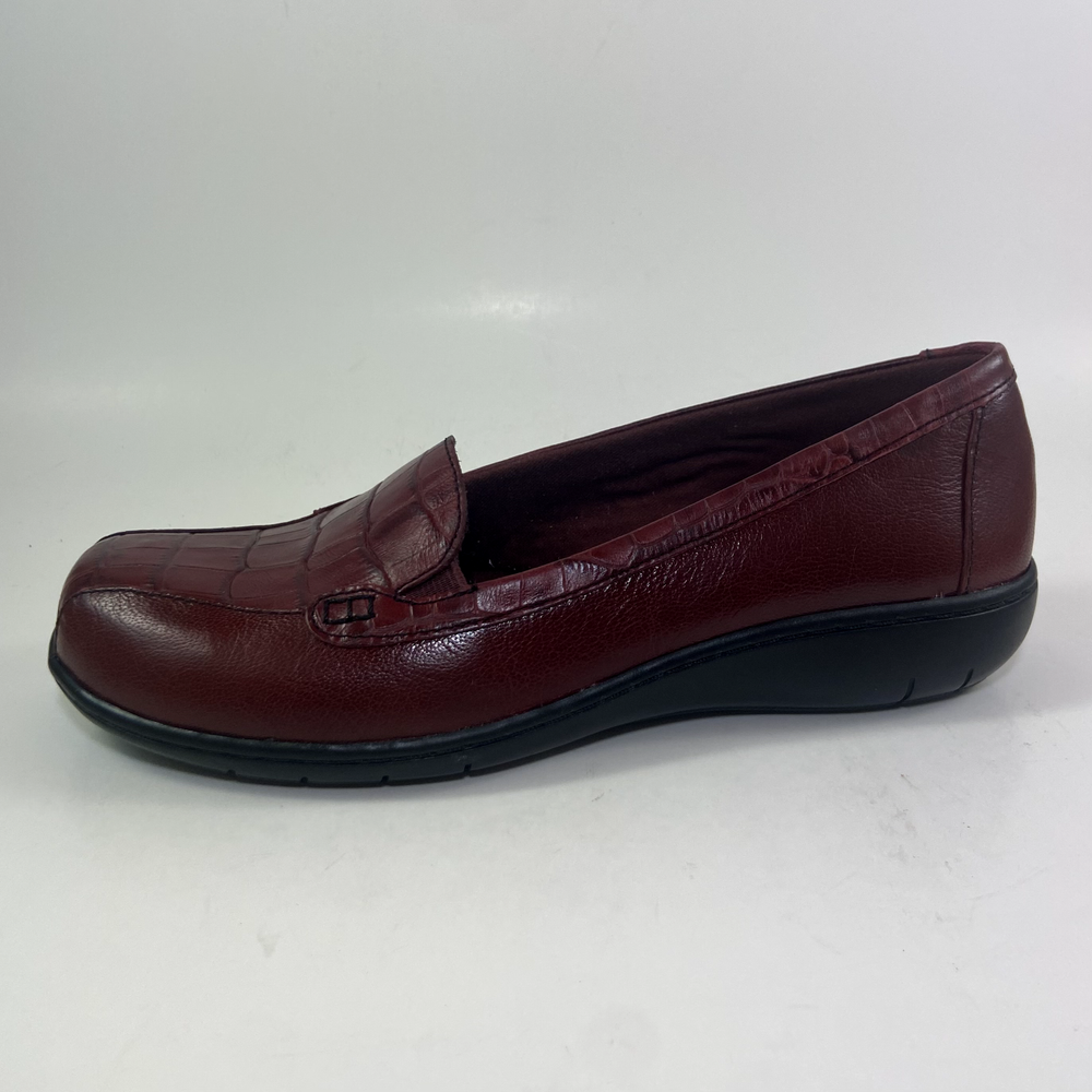 Clarks Bendables in Red Size 7.5M Slip On Comfort Leather Loafer New-Box Damaged