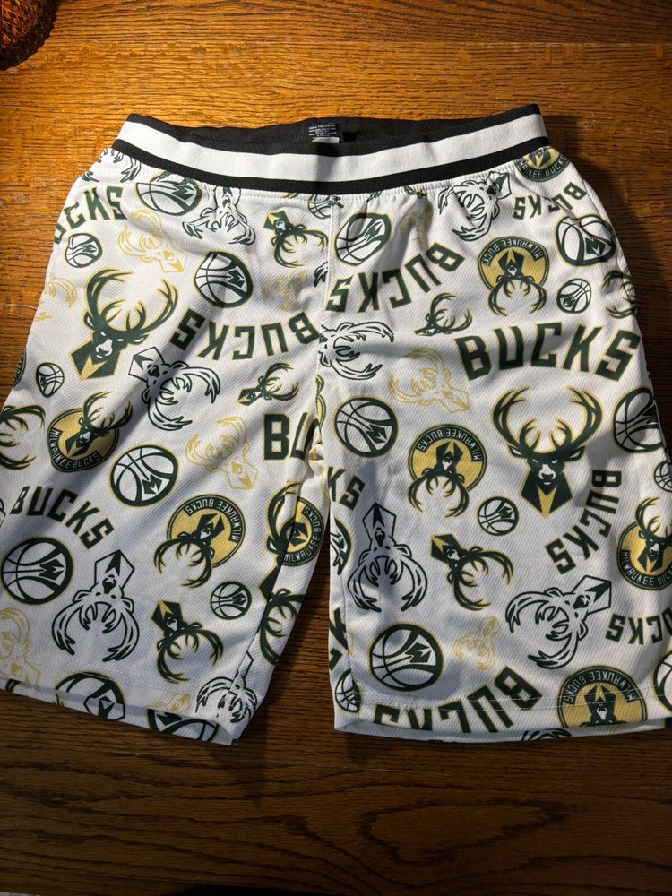 2021 Boys NBA Milwaukee Bucks logo basketball short, white, XL (18-20)