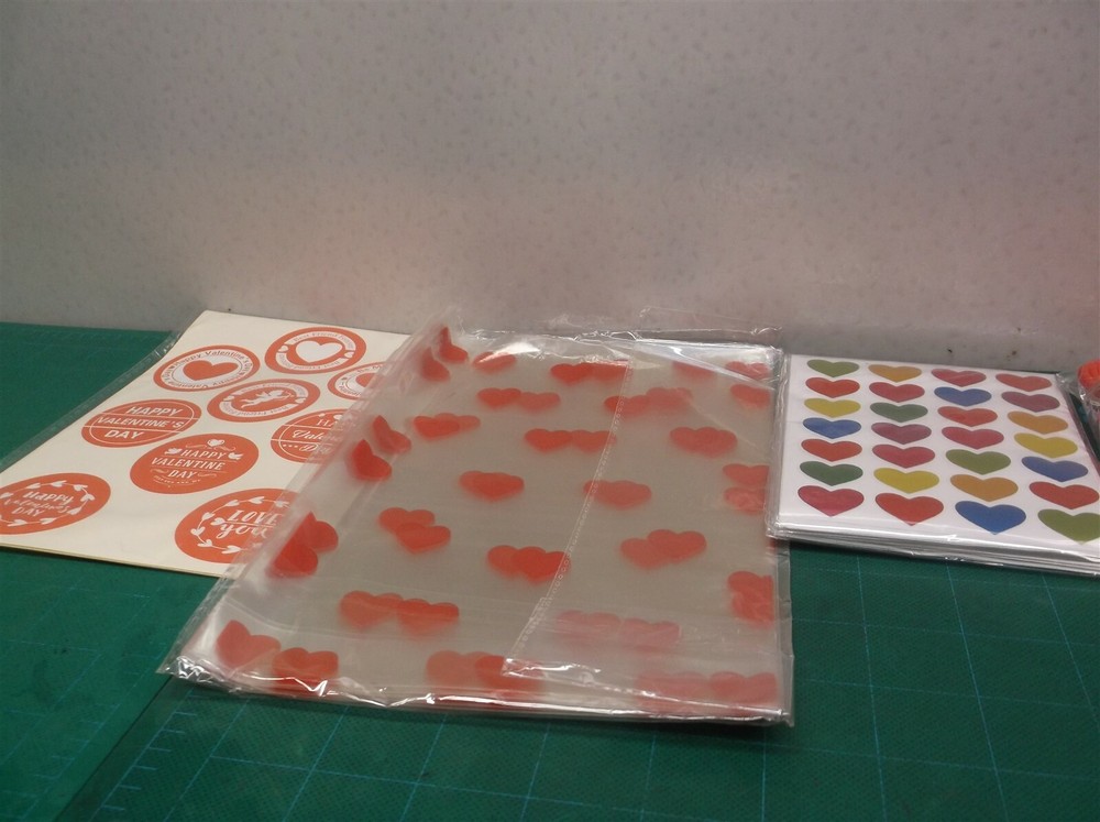 Valentine Day Kids Set Party Favor 132-PCS Cards Sequin Keychain Classroom Prize-image