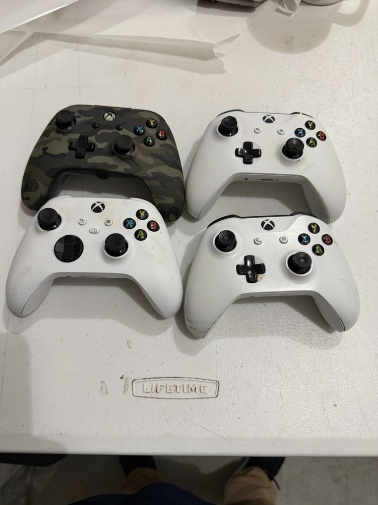Microsoft Xbox One Wireless Controllers Lot of 4 Tested Working