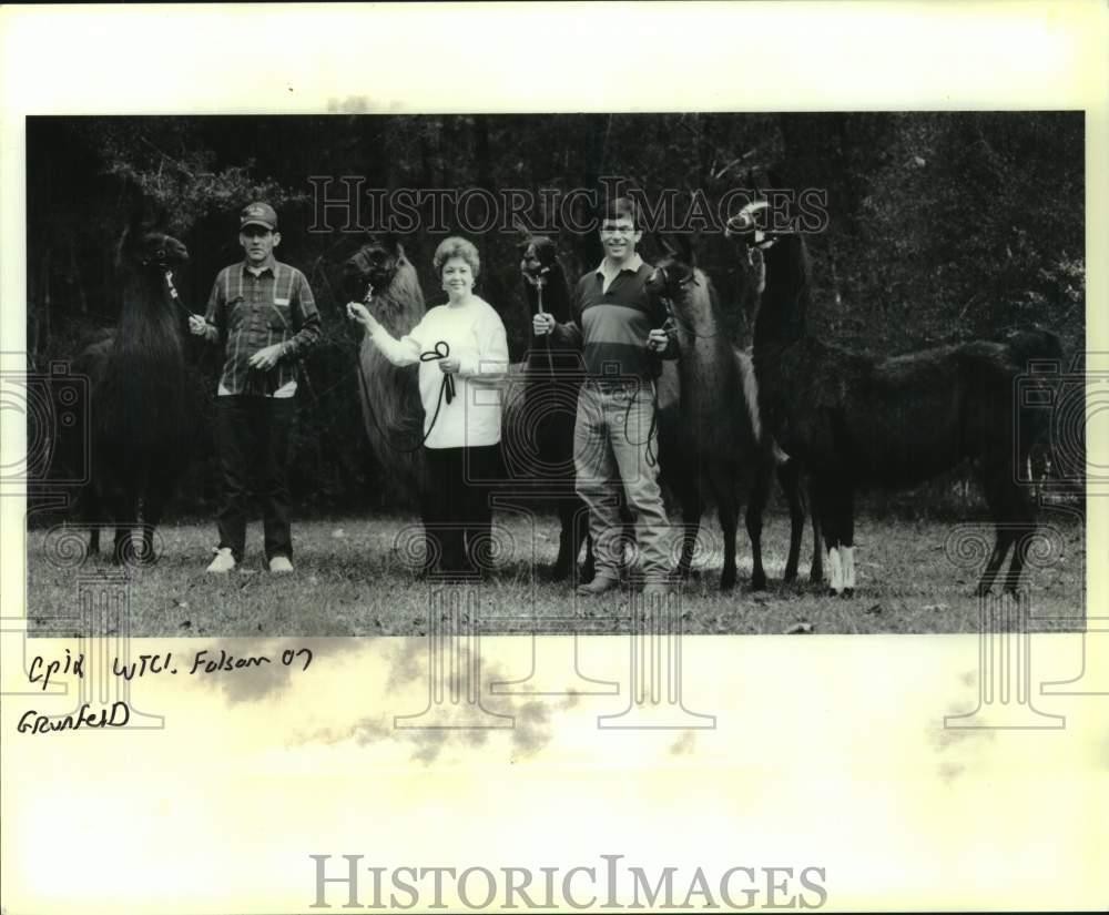 1993 Press Photo Residents shown with llamas - nob81687