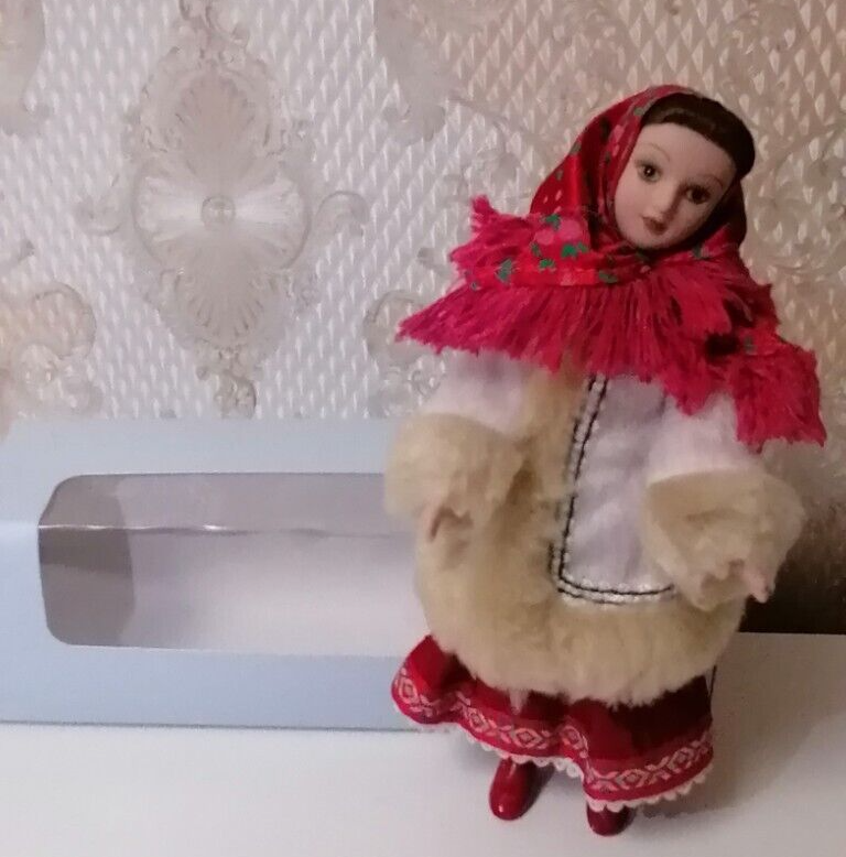 Collection of porcelain dolls in national costumes. Publishing house De Agostini