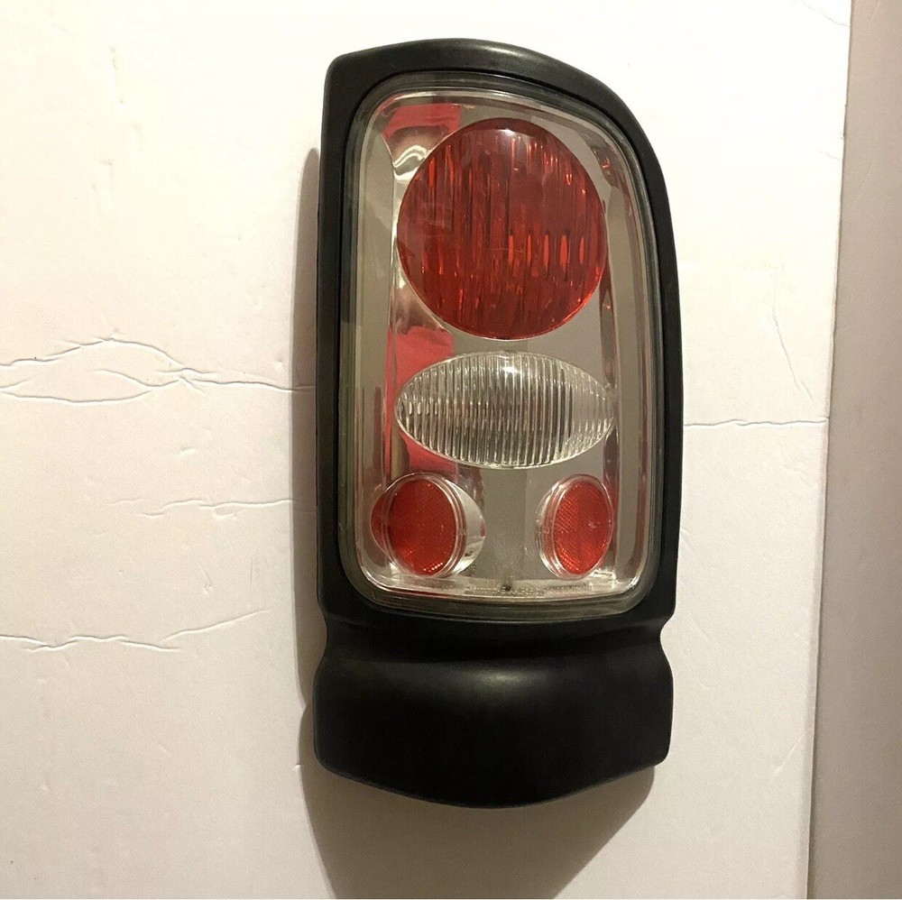 94-02 Dodge Ram 2500 Pickup Passenger Side Tail Light 343684