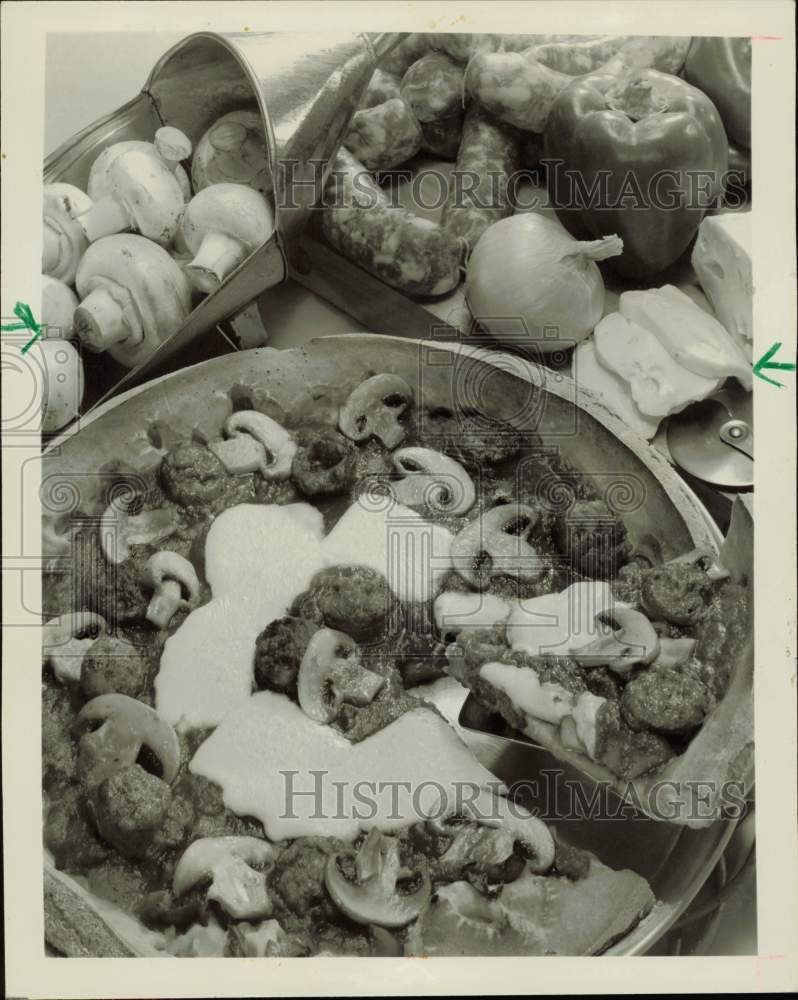 1977 Press Photo A dish of pizza and the ingredients used to make it - lra59430