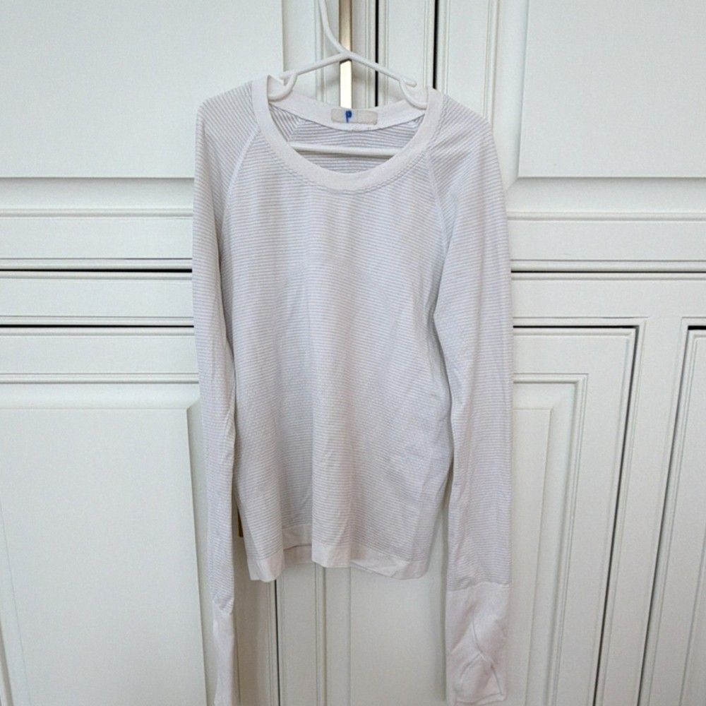 Lululemon White Long Sleeve Crew Neck Lightweight Activewear Top Women's size 4