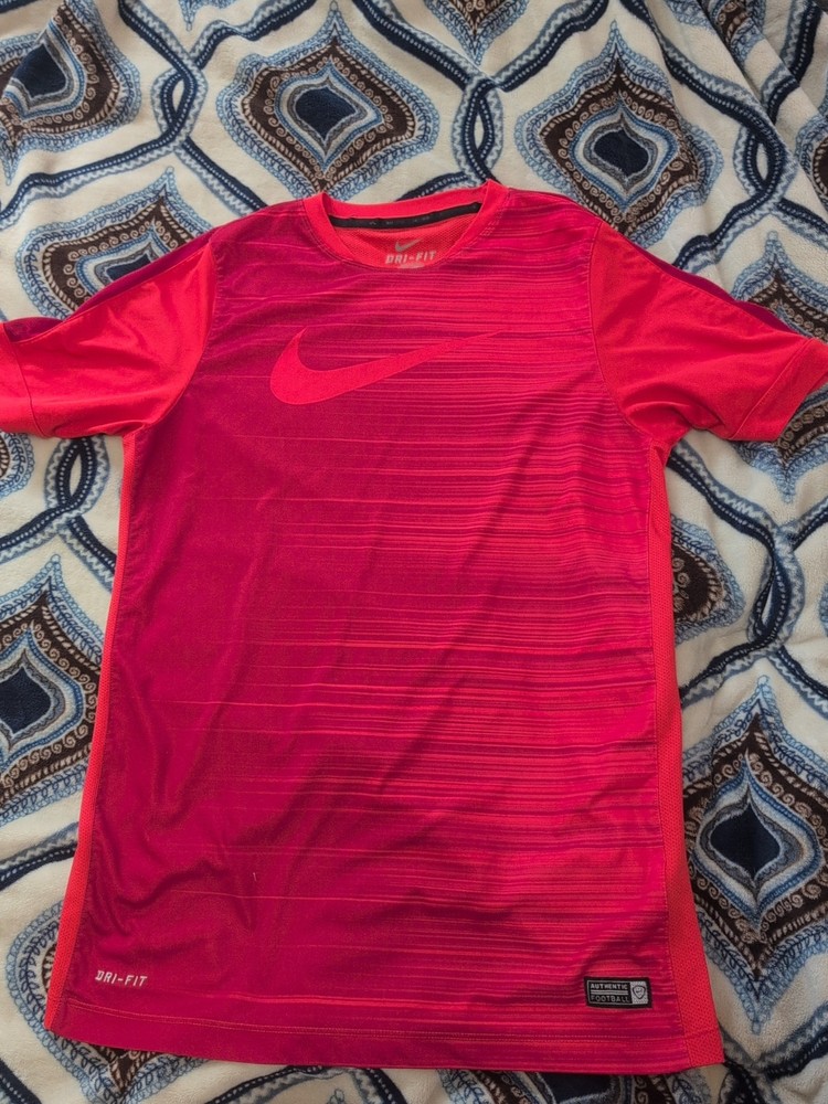 Dri-Fit Nike Red T-Shirt Dri-Fit Boys Size M Good Condition  ( Age 14-16)