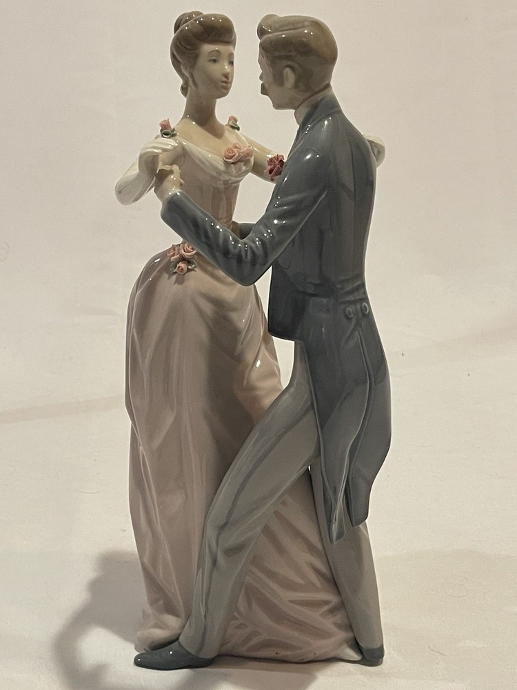 Retired Lladro Anniversary Waltz Figurine 1372 in Excellent Condition