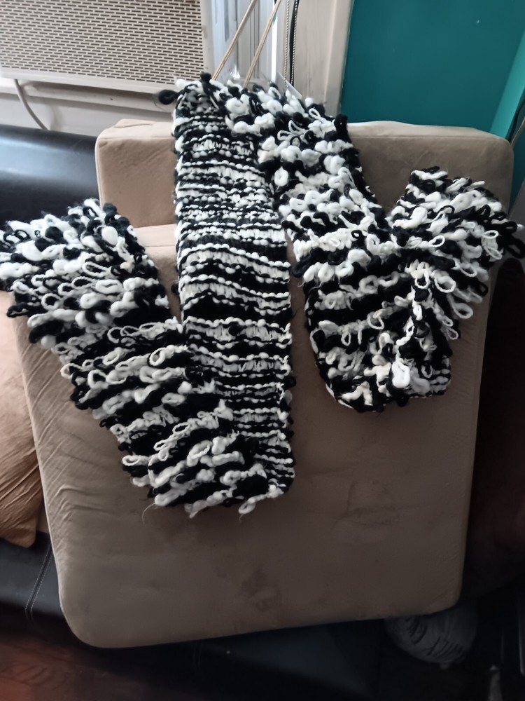 chunky yarn black and white scarf