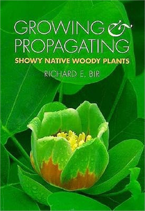 Growing and Propagating Showy Native Woody Plants (Paperback or Softback)
