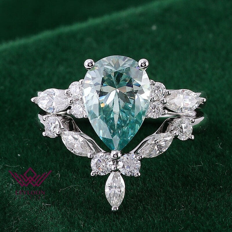 Pear Cut Two-Piece Bridal Set Blue Green Chevron Shank 18K Gold Moissanite Ring