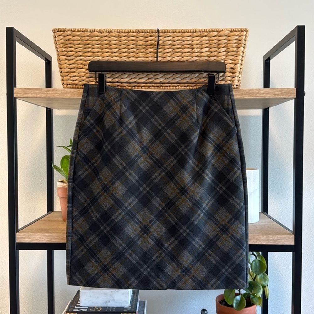 CAbi Step Out Plaid Pencil Skirt with Pockets Knee Length Style 3756 Size 6