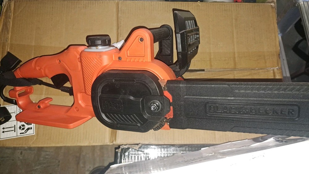 Black & Decker 8 Amp 10-Inch 2-in-1 Pole Chainsaw BECSP601