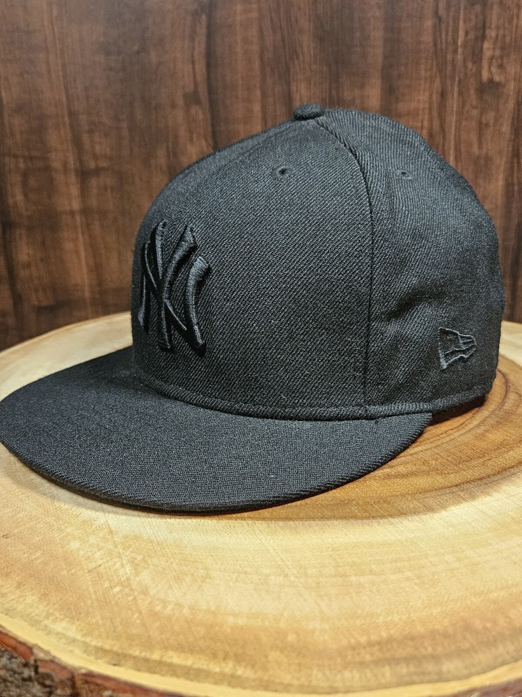New York Yankees Black On Black 59Fifty Fitted Cap Size 7 1/2 MLB